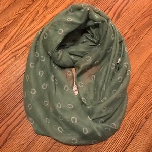 Wrap around horse hoof scarf
